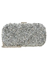 Prostokątny srebrny kopertówka pokryta przezroczystymi kryształami i małymi perłami, z złotym łańcuszkiem i zapięciem na klamrę.