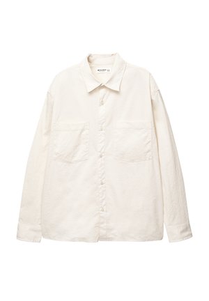 Chemise blanche à boutons en tissu texturé, dotée d'un col, de deux poches avant et de manches longues avec des poignets à boutons.