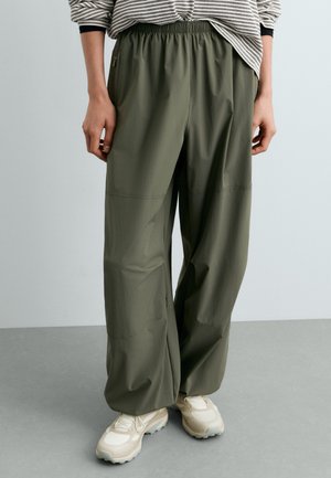 OYSHO, WIDE-LEG TREKKING TROUSERS - Pantalon classique - khaki