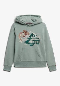 Jasnozielona bluza z kapturem, z przednią kieszenią i wyszywanym motywem smoka oraz napisem "Real SuperDry" w białym i zielonym kolorze.