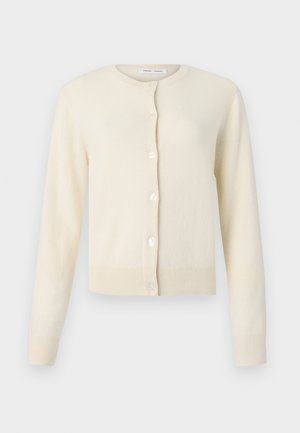 Krémový cardigan vyrobený z měkké tkaniny, s kulatým výstřihem, dlouhými rukávy a šesti knoflíkovými zapínáními vpředu.
