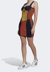 adidas Originals Pouzdrové šaty - mustard yellow