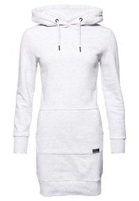 Robe sweat à capuche blanche à manches longues avec poche avant, cordons et petite étiquette noire près de l'ourlet.