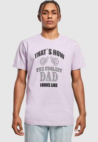 Merchcode COOLEST DAD ROUND NECK - Camiseta estampada - lilac