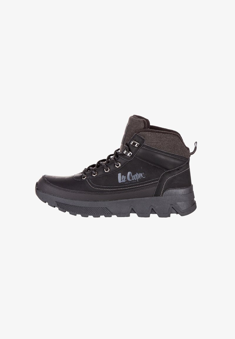 Bottines de randonnée hautes noires avec tige synthétique, col en textile et semelle en caoutchouc. Caractéristiques d'un système de laçage et d'un logo en relief sur le côté.