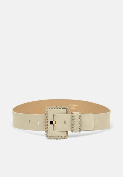Bežsuede remen širokog dizajna, s kvadratnom šivanom kopčom i zlatnim hardverskim detaljima. Ima zareze za podešavanje veličine.