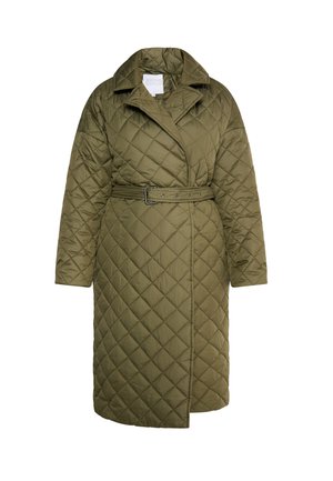 Oliwkowy pikowany płaszcz z pasa, długimi rękawami i wyrazistym kołnierzem. Posiada diagonalne hafty w kształcie diamentów. 