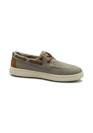 Scarpa da barca casual beige in tela con suola bianca, dettagli in pelle marrone e chiusura con lacci su sfondo bianco.