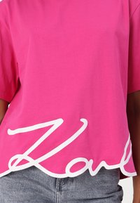 KARL LAGERFELD OVERSIZED SIGNATURE HEM - T-shirts - very berry