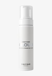 Witte cilindervormige fles met een pompdispenser. Heeft zilveren tekst "CLOUD CONDITIONER" en "VOLUMIZE • STRENGTHEN • CARE." Eenvoudig ontwerp.