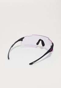 Sportsonnenbrille mit schwarzem Rahmen und lila Akzenten, ausgestattet mit einer klaren Linse und einem stromlinienförmigen, rundum design.