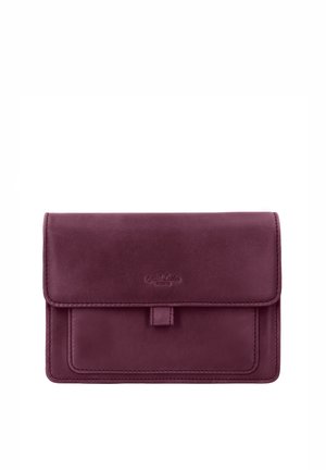 Kompakte dunkelviolette Leder-Clutch mit Klappverschluss und dezent geprägt sichtbartem Markenzeichen in der Mitte vorne.