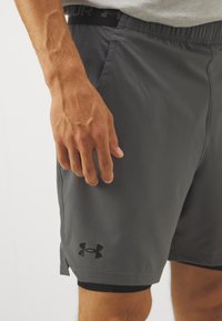 Under Armour VANISH WOVEN - 2-in-1 shorts - castlerock/black