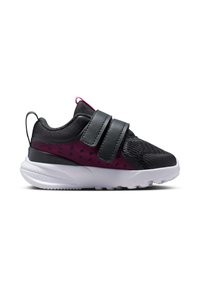 Zapatilla deportiva en negro y púrpura que cuenta con una parte superior de malla transpirable, un collar acolchado y dos correas de Velcro negras. Suela de goma blanca con tracción.