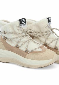 Tan en crème mid-top sneakers met fleece voering, textuuraccenten en gemusterde veters. Voorzien van een dikke rubberen zool en merketiket.