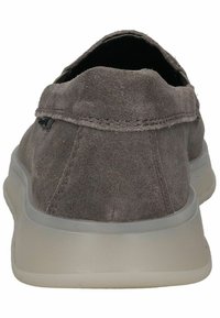 Zapatos de ante gris tipo slip-on con un diseño de perfil bajo, parte superior texturizada y una suela de goma de color claro para mayor comodidad y estabilidad.