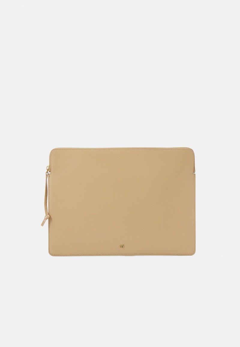 Beige leren laptoptas, rechthoekige vorm, met een gladde textuur, voorzien van een ritssluiting en een klein verdiept logo op de voorkant.