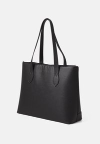 Mustapussi, joka on valmistettu rakenteellisesta materiaalista, sisältää sileän pinnan, kaksi pitkää kahvaa ja yksinkertaisen suorakulmaisen muodon pyöristettyine kulmineen.