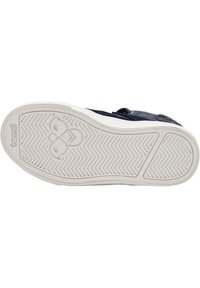 Sneaker casual con una parte superiore grigia testurizzata, accenti blu navy a contrasto e una suola in gomma bianca con un motivo a zigzag.