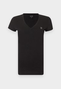 Μαύρο T-shirt με κοντά μανίκια και V-λαιμόκοψη, με ένα μικρό λογότυπο στην αριστερή πλευρά του στήθους και ετικέτα στο εσωτερικό μέρος του λαιμού.