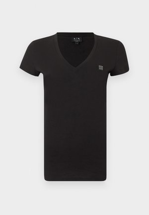 T-shirt nera a maniche corte con scollo a V, con una piccola toppa con logo sul petto a sinistra e un'etichetta interna sul collo.