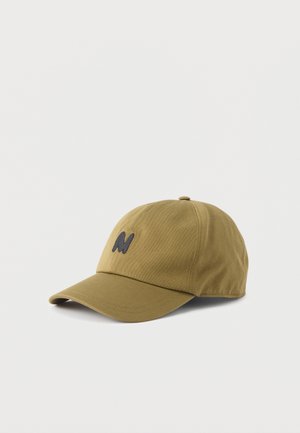 Casquette de baseball marron avec une visière incurvée et un logo "M" noir brodé sur le devant, présentée sur un fond blanc uni.