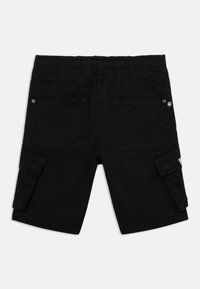 Shorts cargo noirs avec une taille élastique, dotés de deux poches arrière et de poches latérales, fabriqués en tissu durable avec une texture lisse.