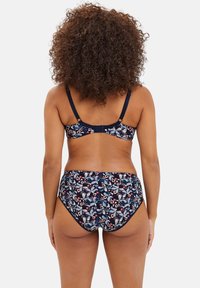 Bloemige bikini-set met een marineblauwe achtergrond, ingewikkelde witte en roze patronen, verstelbare bandjes en een haaksluiting aan de achterkant.