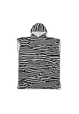 Poncho noir et blanc à rayures zèbre avec une capuche, des manches courtes et une texture douce. Présente un logo sur le devant.