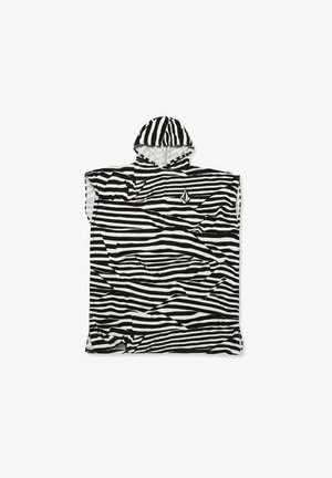Poncho noir et blanc à rayures zèbre avec une capuche, des manches courtes et une texture douce. Présente un logo sur le devant.