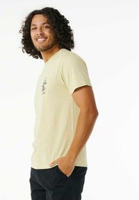 Rip Curl SEARCH ICON TEE - Camiseta estampada - wax yellow