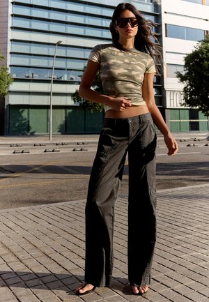 Bershka, STRAIGHT-LEG - CARGO TROUSERS - Jean droit - dark green