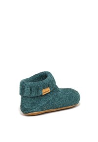 Pantofole in feltro turchese con rilievo pieghevole e suola beige, dotate di un piccolo marchio. Texture morbida, altezza alla caviglia e forma arrotondata.