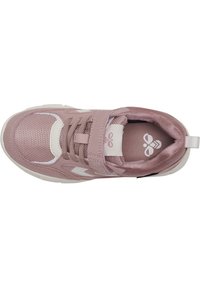 Rosa Mesh-Sportschuh mit weißen Akzenten, Klettverschluss, strukturierter Oberseite und gepolsterter Zunge. Verfügt über eine runde Zehenpartie und eine Gummisohle.