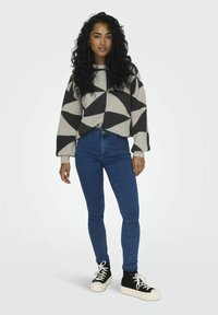 ONLY GEMUSTERTER - Strickpullover - oatmeal