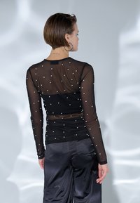 Even&Odd Pikkade varrukatega topp - black