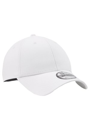 Biała czapka baseballowa z zakrzywionym daszkiem, wykonana z materiału bawełnianego. Posiada okrągłą metkę z logo z przodu oraz otwory wentylacyjne.