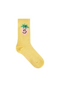 Calcetín de equipo amarillo hecho de un material suave, con un diseño de fresa sonriente en rosa y hojas verdes. Textura sutil y un ligero brillo.