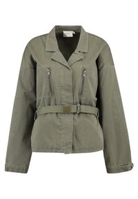 Oliivinvihreä takki, joka on valmistettu kankaasta ja jossa on vyöllä varustettu vyötärö, kaulus ja kaksi vetoketjullista etutaskua. Pitkät hihat ja cuffit.