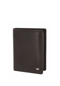 Portefeuille bifold en cuir brun foncé avec des coutures subtiles et un petit logo argenté dans le coin inférieur droit, debout, fermé, sur un fond blanc.
