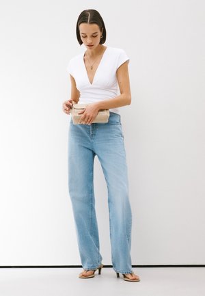 Next, REGULAR FIT - SOFT TOUCH SLINKY V-NECK RUCHED SHORT SLEEVE TOP  . - T-shirt con stampa - white