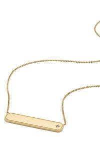 Collier en or avec un pendentif octagonal présentant une surface lisse et plate, avec une étoile en accent. La chaîne est de style câble et est également en or.