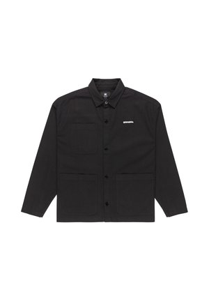 Czarna kurtka zapinana na guziki z kołnierzem, dwiema przednimi kieszeniami i małym detalem z logo. Wykonana z trwałego materiału, charakteryzuje się wyraźnym kształtem i długimi rękawami.