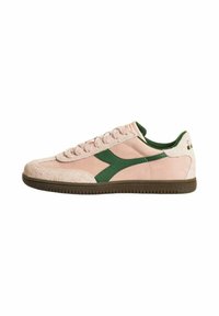 Sneaker realizzate in suede rosa con dettagli verde, caratterizzate da un design classico, pannelli laterali texturizzati e una suola in gomma.