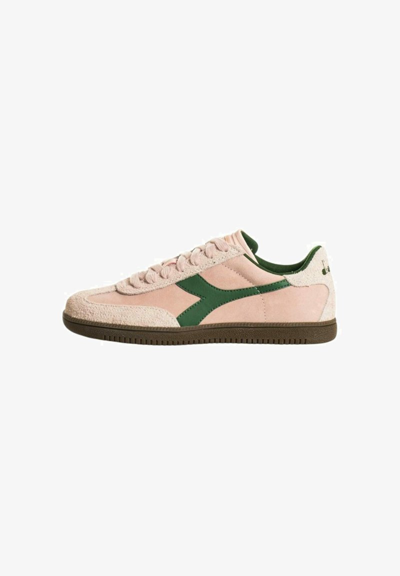 Sneaker realizzate in suede rosa con dettagli verde, caratterizzate da un design classico, pannelli laterali texturizzati e una suola in gomma.