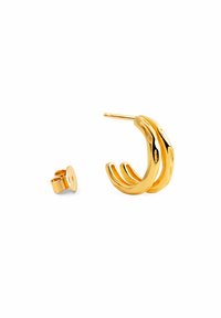 Orecchino a cerchio dorato composto da tre linee curve, con accentuazioni testurizzate. Include un orecchino a bottone circolare abbinato.