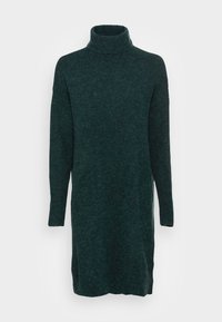Abito verde scuro a collo alto realizzato in un morbido tessuto a maglia strutturato, con maniche lunghe e fessure laterali per facilitare il movimento.