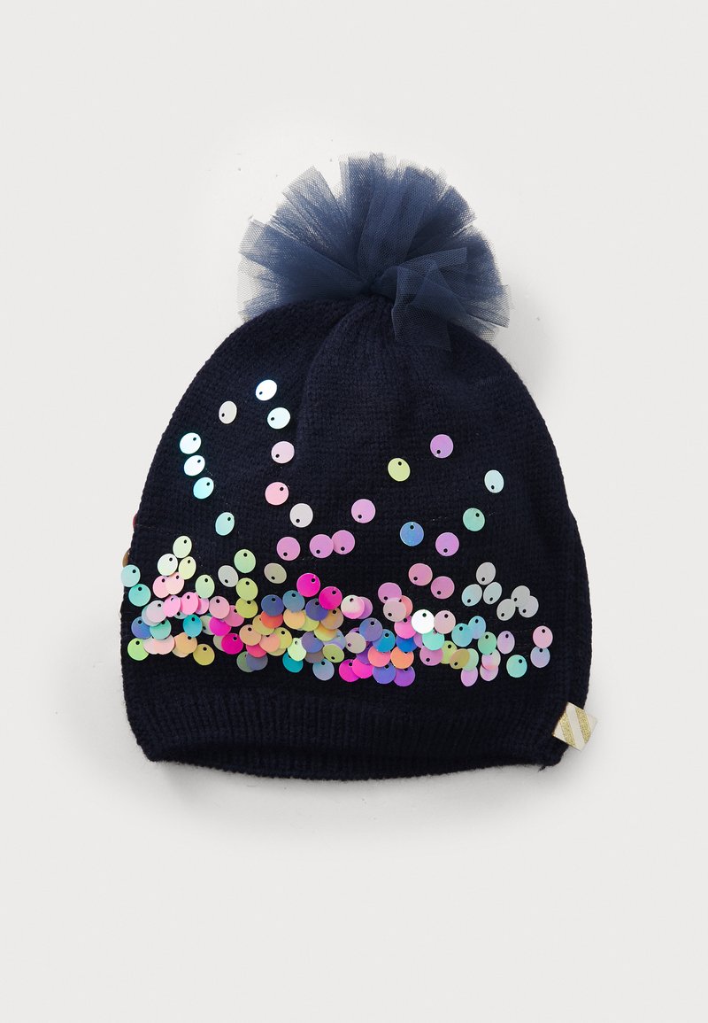 Mørkeblå strikket lue med en tyl pom-pom og fargerike paljetter ordnet i mønstre. Har et lite merke med gullaccent.