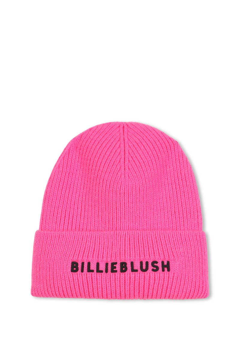 Roze geribbelde gebreide muts met een omgeslagen rand; heeft zwarte tekst "BILLIEBLUSH" aan de voorkant. Soepele textuur, warm materiaal.