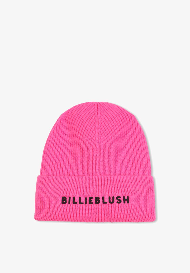 Roze geribbelde gebreide muts met een omgeslagen rand; heeft zwarte tekst "BILLIEBLUSH" aan de voorkant. Soepele textuur, warm materiaal.